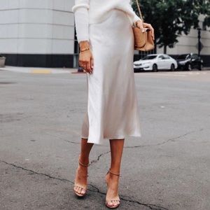 Banana Republic satin midi skirt in champagne. In excellent condition.